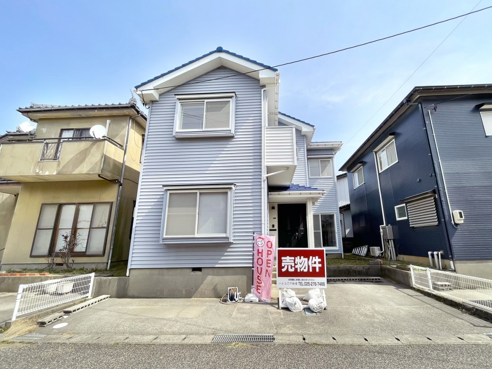 新潟市西区上新栄町2丁目にあるリフォーム済み中古住宅の外観